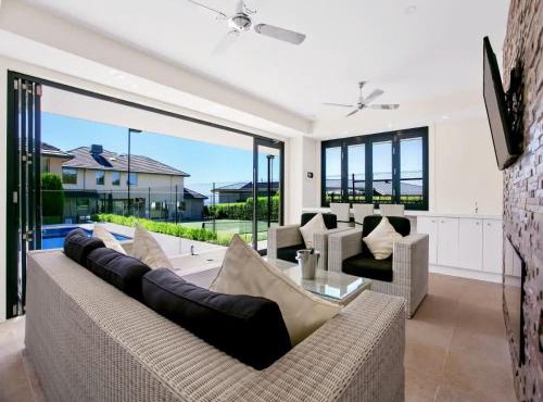 Vue de la Mer Luxe Retreat - Tennis, Pool, Views