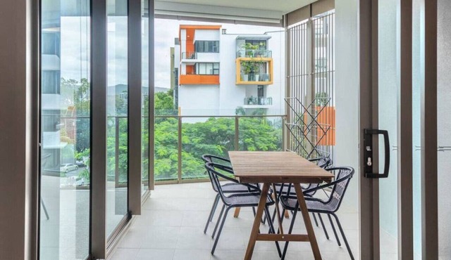 Walk to River, Cute Designer 2BR Apt in West End
