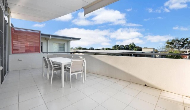 Walk to Strand and Ocean - Luxury Gregory Street Apartment