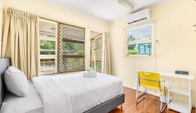 Walk to UQ, Shops & Transit – Great Value Studio