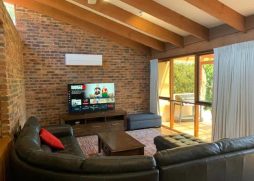 Warm and Spacious 5BR Home w WIFI and Multiple Parking - Hosted by Canstay