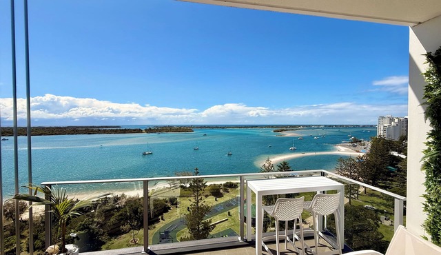 Waterfront Gold Coast Luxury apartment on the Lagoon