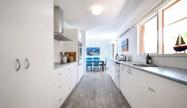 Waves- A minutes walk to beach, sleeps 6