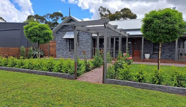 Whiskers Cottage cosy romantic getaway in the Limestone Coast near Mt Gambier.