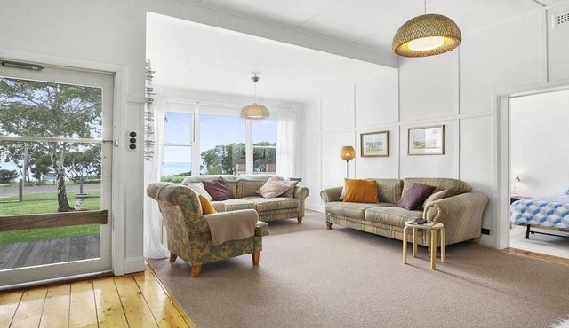 Wisteria Cottage - opposite beach