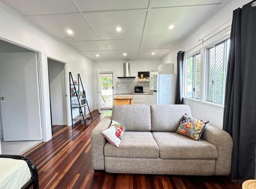 Zen Escape Guest House "Location 3" - Three listings - Hidden Gem, Funky Corner, Boutique Granny Flat