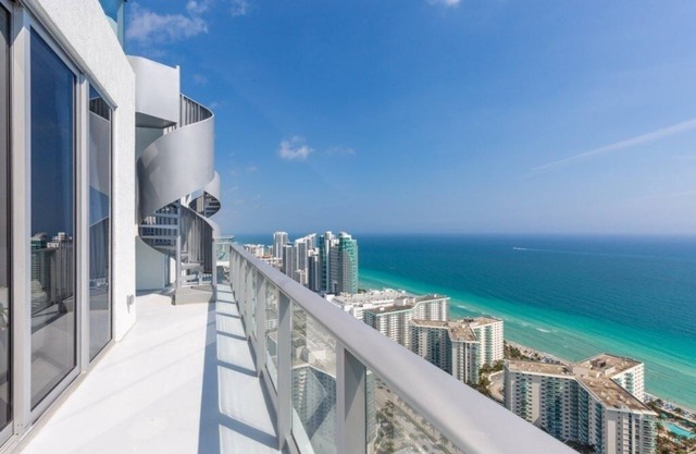 2BR Penthouse Ocean View at Hyde Beach House by RedAwning