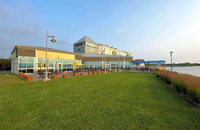 3-Star Hotel ∙ 41 Lakefront Hotel, Trademark Collection by Wyndham