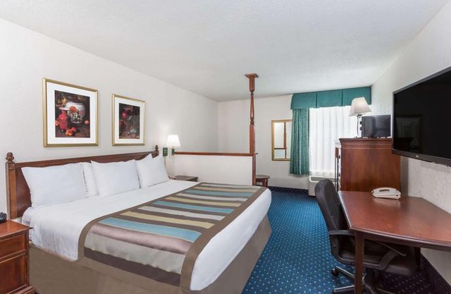 Baymont by Wyndham Greensboro Coliseum Hotel