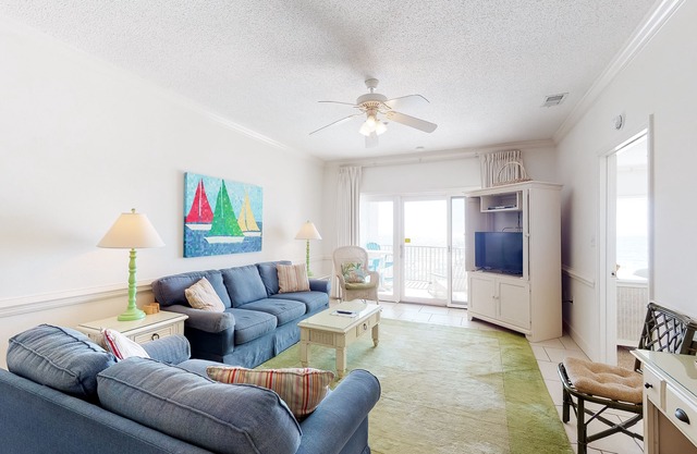 Beachfront condo overlooking the Gulf w/pool & sundeck Near dining/shops