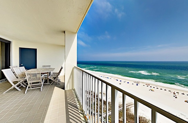 Beachfront Corner Unit w/ Balcony, Pools