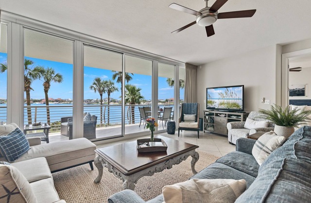 Bella Luna 202 - Luxury Condo - walking distance to Flora Bama-Sleeps 8