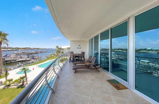 Bella Luna 205 ~ Beach Access, In/Outdoor Pools, Hot Tub, Fitness + $400 in FREE Activities Daily
