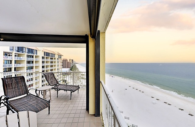 Bright Gulf-Front Corner Unit w/ Pools, Hot Tubs & Wraparound Balcony