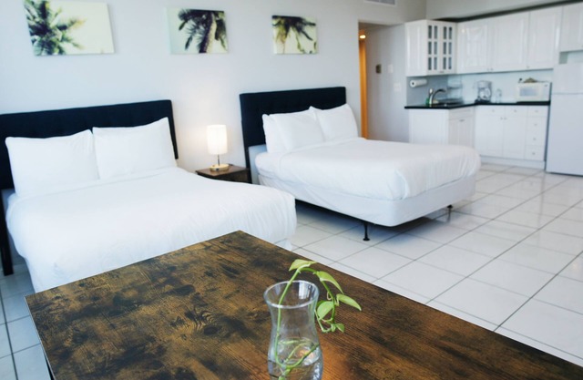 Castle 705 Corner Apartment with Free Parking, Gym, Pool, Tennis and Direct Beach Access!