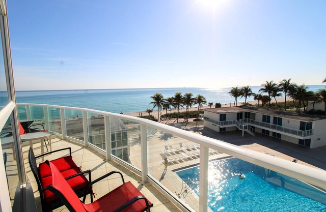 Castle M16 Ocean/Pool view, balcony, gym. tennis, & free valet parking!
