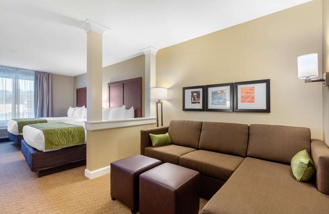 Comfort Inn and Suites At CrossPlex Village