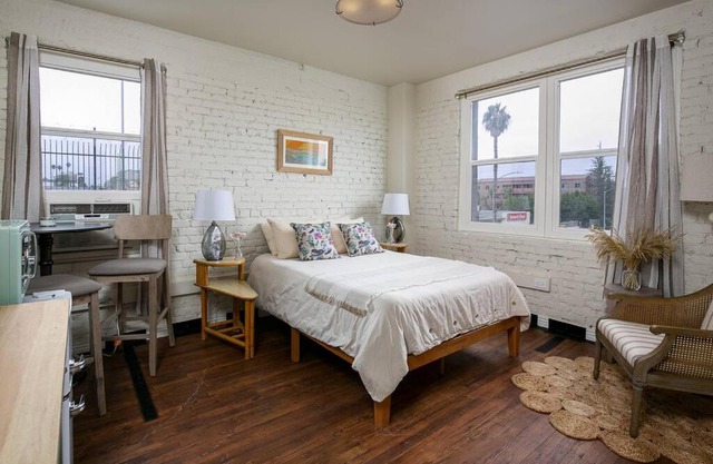 Comfy Studio Near Downtown CDC-Level