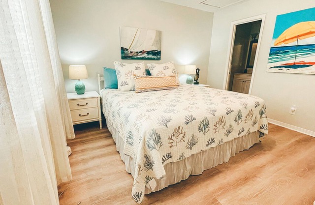 Cozy & Clean condo on Wolf Bay in Orange Beach. Beautiful Sunsets on the Pier.