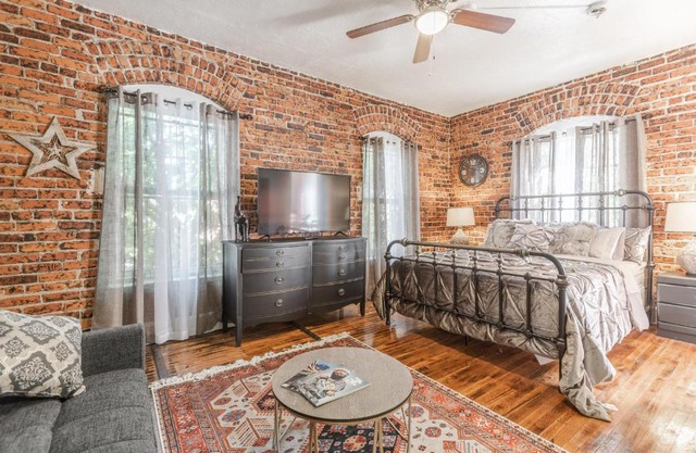 Cozy studio in HOLLYWOOD 10