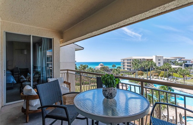 High Pointe Completely Renovated Unit, Beach Setup and Bikes Included!
