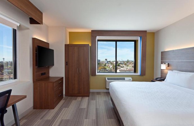 Holiday Inn Express Los Angeles LAX Airport