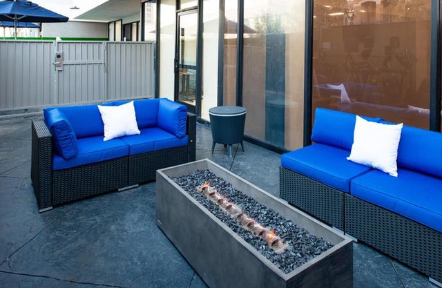 Holiday Inn Express & Suites Los Angeles Downtown West