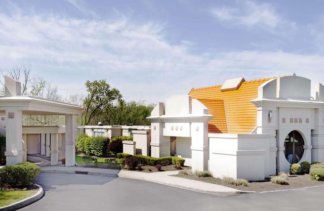 Howard Johnson by Wyndham Newburgh