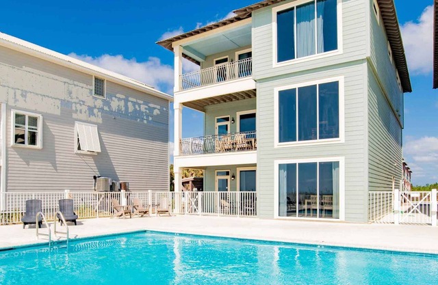 Luxury home w. breathtaking Gulf views directly on beach