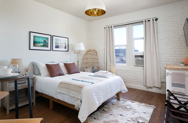 Near Hollywood Lovely Studio Sleeps 2
