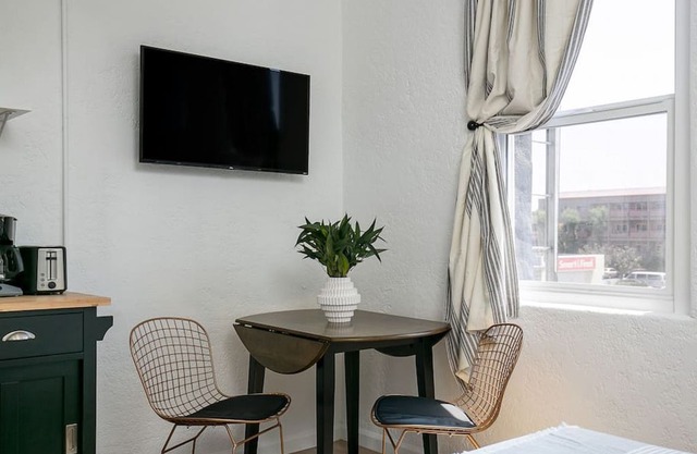 Pristine Studio for 2 Near Hollywood & Downtown!
