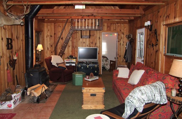 Quite Creek Side Cabin in lovely Tahoe Pines