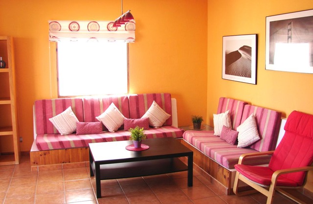 Sea views. Large terrace. Beach only 2 minutes .. WIFI FREE.