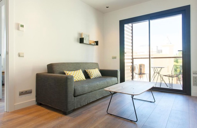 Spacious apartment w/ sunny terrace in the Gràcia neighborhood for 4