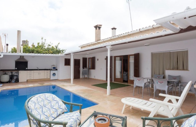 Spacious Holiday Home Sestanyolet with Sea View and Mountain View, Wi-Fi, Pool & Terrace; Parking Available