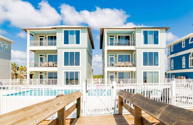 Stunning luxury home w. pool + direct beach access