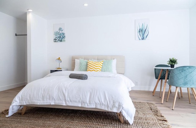 THREE UNIT HOLLYWOOD COMPLEX W/3 PRIVATE ENTRANCES