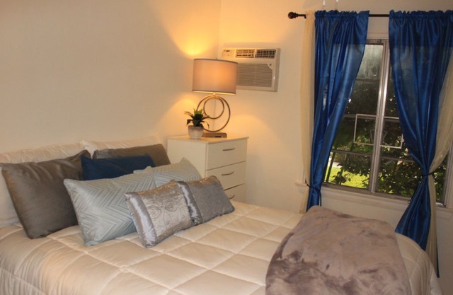 ****TOLUCA LAKE BUNGALOW NEAR STUDIOS***