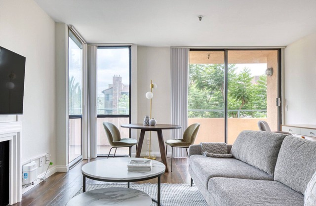 Trendy Hollywood 1BR w/Pool, walk to metro, restaurants, by Blueground