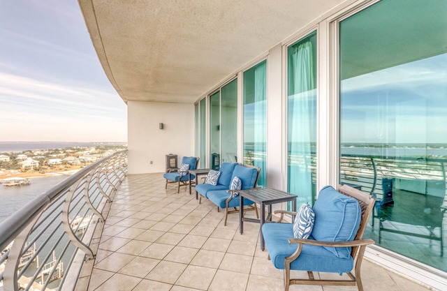 Waterfront condo near beach with wet bar & shared indoor pool & hot tub