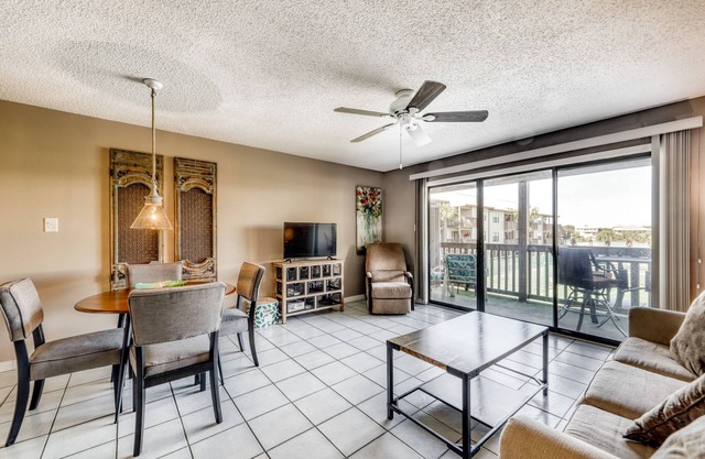 Waterfront condo with a beautiful view, outdoor pools & beach access