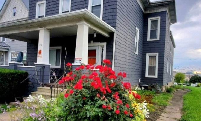 Downtown Niagara Falls House | 10 Bedroom, Sleeps 26, walk to the Falls & Casino and attractions