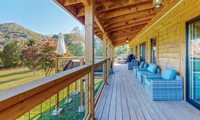 Whittier House | 130 m² House ∙ 2 bedrooms ∙ 6 guests