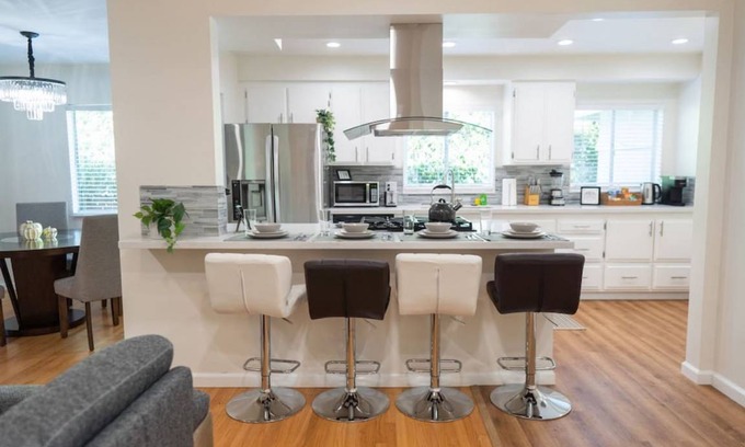 Northwest Anaheim House | 163 m² House ∙ 3 bedrooms ∙ 8 guests