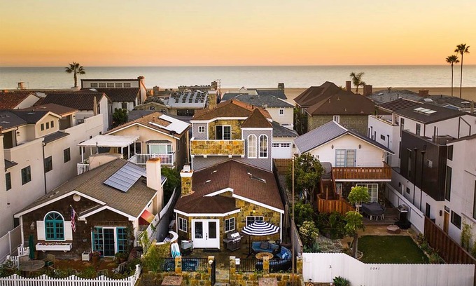 Balboa Peninsula House | 185 m² House ∙ 3 bedrooms ∙ 8 guests