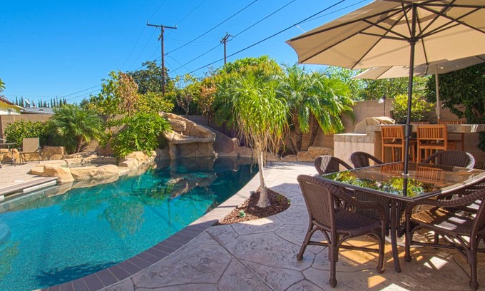 Southeast Anaheim House | 209 m² House ∙ 6 bedrooms ∙ 15 guests