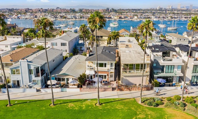 Balboa Peninsula House | 245 m² House ∙ 5 bedrooms ∙ 13 guests