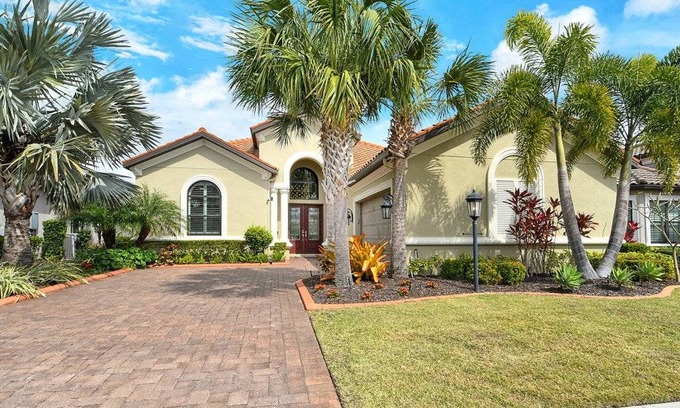 Braden River House | 260 m² House ∙ 3 bedrooms ∙ 6 guests