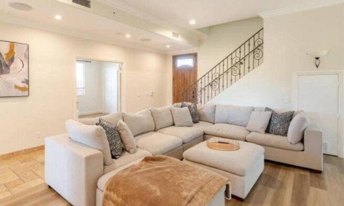 Thousand Oaks House | 302 m² House ∙ 5 bedrooms ∙ 12 guests