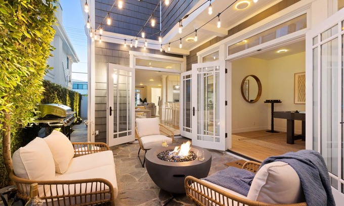 Santa Ana Heights House | 302 m² House ∙ 5 bedrooms ∙ 24 guests